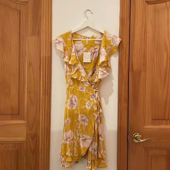Free People beautiful yellow flower pattern dress, size M, tag still on - Picture 6 of 9